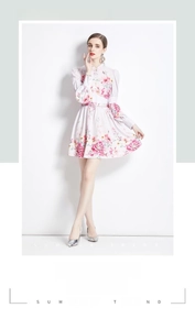 Détail de la mini-robe fleurie vintage avec manches lanternes et ceinture à la taille