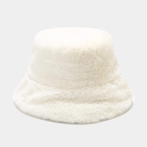 Détail de la texture douce en peluche blanche de ce bob d'hiver en fausse fourrure