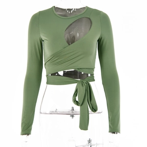 Detail des grünen Langarm-Crop-Tops mit Cut-out-Brust und Kreuzschnürung an der Taille