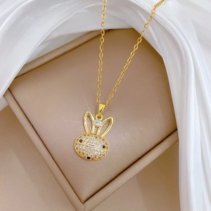 Vue macro du pendentif lapin doré avec cristaux brillants sur boîte à bijoux
