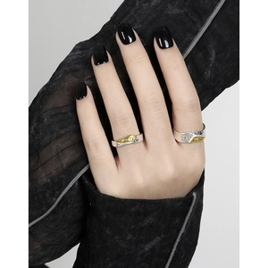 Anelli in argento sterling S925 con trama rocciosa irregolare nel design bicolore argento e oro