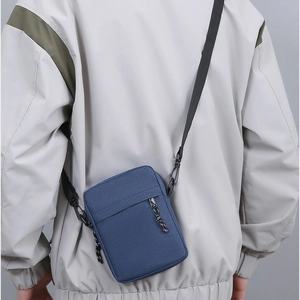Sac bandoulière minimaliste en toile bleue avec sangle réglable et poche frontale