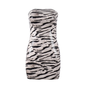 Detailansicht eines Pailletten-Schlauchkleids mit beigem und schwarzem Tigerprint