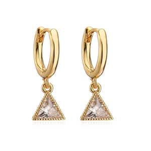 Eleganti orecchini a cerchio dorati con pendente a triangolo in zircone su bianco