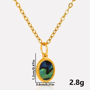 Vue détaillée du pendentif ovale en nacre d'abalone avec dimensions 1,2 cm par 0,8 cm