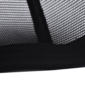 Detalle macro de malla negra transpirable y banda para el sudor en gorra deportiva