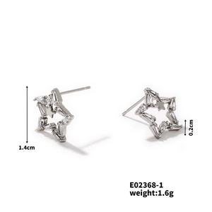 Détail de boucles d'oreilles en cuivre en forme d'étoile avec oxydes de zirconium