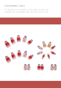 Détails de faux ongles dégradés roses avec cœurs bleus et nœuds en relief