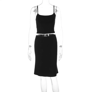 Détails de l'ensemble deux pièces noir minimaliste pour femme avec caraco et jupe