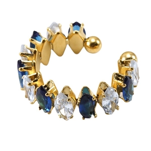 Anillo abierto de acero inoxidable chapado en oro 18K con circonitas azules y blancas.