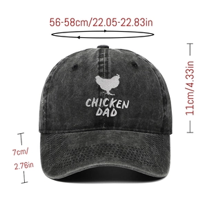 Detail der Hühnerstickerei und Chicken Dad Text auf gewaschener Denim-Baseballkappe