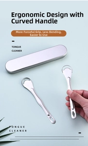 Dettaglio del pulisci lingua in acciaio con impugnatura ergonomica e custodia per igiene.