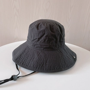 Vue détaillée du chapeau de soleil en nylon avec large bord et cordon réglable