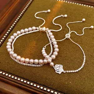 Bracelet élégant en perles et argent avec fleur en zircon sur fond velours vert luxueux