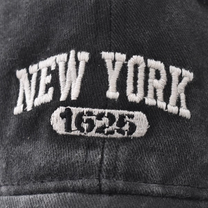 Washed cotton baseball cap with 3D New York 1625 embroidery in a vintage black finish