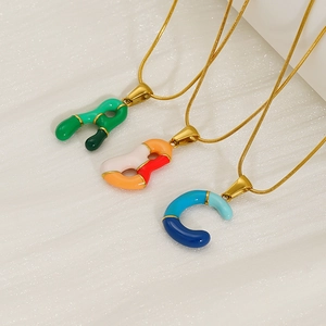 Collier avec pendentif alphabet en émail coloré en acier inoxydable doré pour femmes