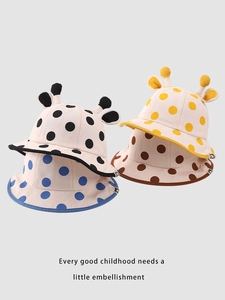 Dettaglio di cappelli da sole per neonati stile giraffa con pois e orecchie morbide