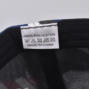 Gros plan de l'étiquette de lavage 100 % polyester et des coutures sur la casquette USA