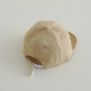 Draufsicht beige Baby-Baseballkappe aus weicher Baumwolle mit verstellbarem Riemen