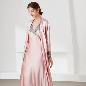 Ensemble pyjama élégant en satin de soie rose avec dentelle et robe de chambre