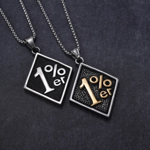 Detail von 1%er rautenförmigen Halsketten in Silber und Gold mit strukturierter Oberfläche
