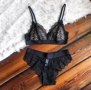 Ensemble de lingerie en dentelle noire avec soutien-gorge sans armature et culotte