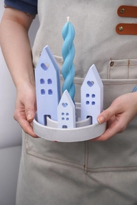 Dettaglio di stampi in silicone a forma di casa con cuore su vassoio rotondo