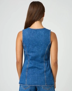 Dettaglio posteriore di un top senza maniche in denim blu scuro con trama saia e cuciture