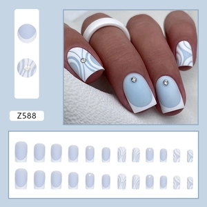Faux ongles carrés bleu clair et blanc mats avec motifs ondulés et strass brillants