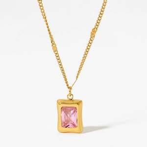 Collana vintage dorata con ciondolo rettangolare e pietra rosa in stile minimalista
