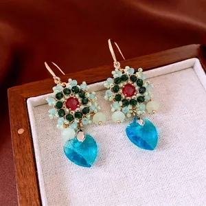 Orecchini vintage a cuore con fiori e perline colorate in scatola di legno marrone