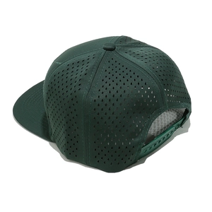 Detalle de gorra de béisbol verde oscuro con malla cortada por láser y cierre ajustable