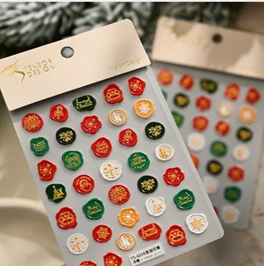 Macrodetail van 3D-kerstnagelstickers met klassieke lakstempel-texturen en reliëf