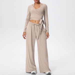 Détail du tissu brossé doux sur le haut cache-cœur et le pantalon de yoga fluide