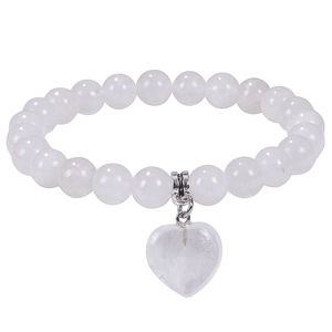 Dettaglio del bracciale con perline di cristallo traslucido e ciondolo a forma di cuore