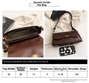 Detailansicht des geräumigen Innenfachs der Handtasche mit Platz für Lippenstift und Handy