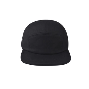 Vista frontale di un berretto 5-panel nero in tela di cotone con visiera piatta