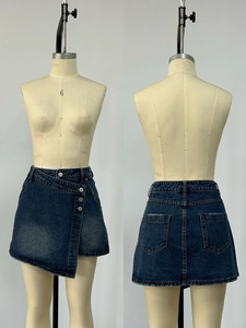 Détails du short en jean taille haute asymétrique avec boutons en bleu foncé