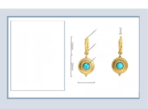 Detailansicht der 18K vergoldeten Edelstahl-Ohrringe mit rundem blauem Türkis-Inlay