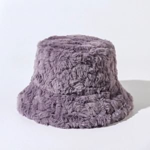 Détail de la texture épaisse en fausse fourrure violette de ce bob d'hiver chaud