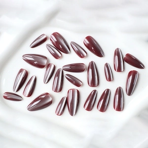 Faux ongles œil de chat bordeaux foncé de forme amande longue avec reflets magnétiques