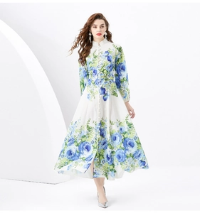 Detailansicht eines eleganten blau-weißen Blumenmusters auf einem Maxikleid mit Gürtel