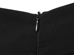 Détail de la fermeture éclair invisible sur le combiné noir en tissu à maille fine
