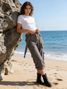 Jean cargo large gris pour femme avec multi-poches et ceinture assortie