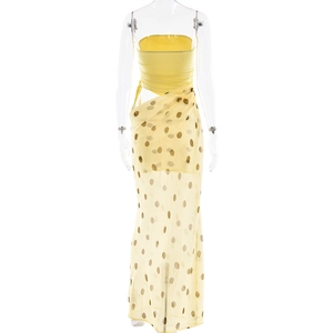 Vue arrière de la robe bustier jaune à pois avec un tissu léger et aéré