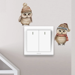 Interrupteur blanc moderne avec stickers chouettes mignons et finition mate sur mur gris
