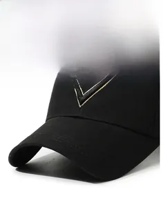 Nahaufnahme der schwarzen Baseballkappe mit goldener Stickerei und verstärkter Krempe