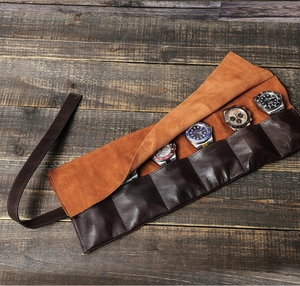 Dettaglio del porta orologi da viaggio in pelle marrone con quattro slot e velluto arancio