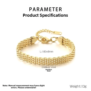 Détail d'un bracelet maille en acier inoxydable doré de 8 mm avec fermoir mousqueton