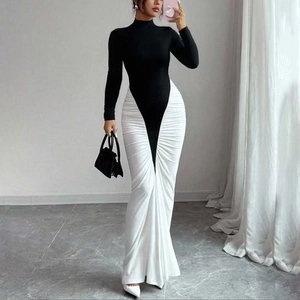 Détail de la robe moulante bicolore noire et blanche avec plis blancs à la taille